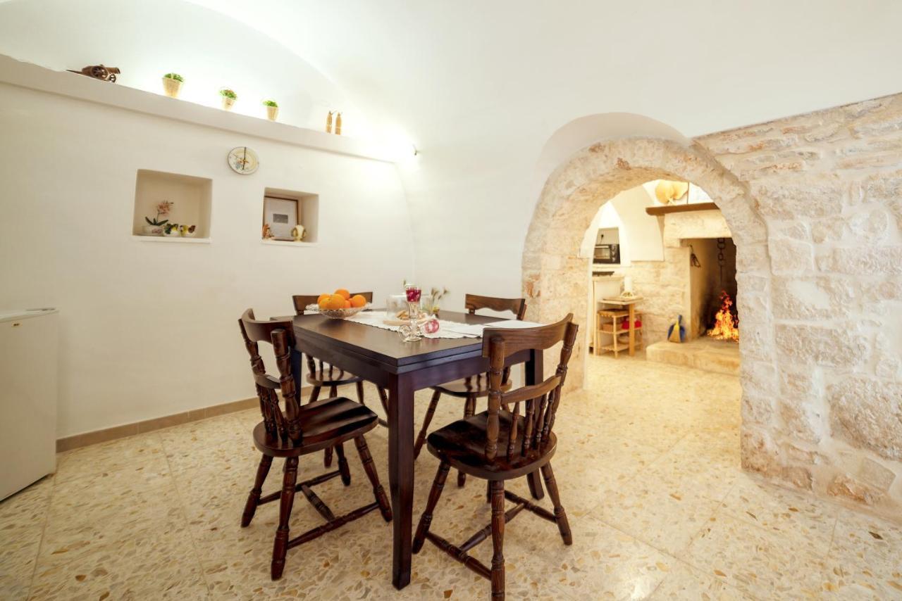 Trullo Dal Fascino Antico Villa Locorotondo Bagian luar foto