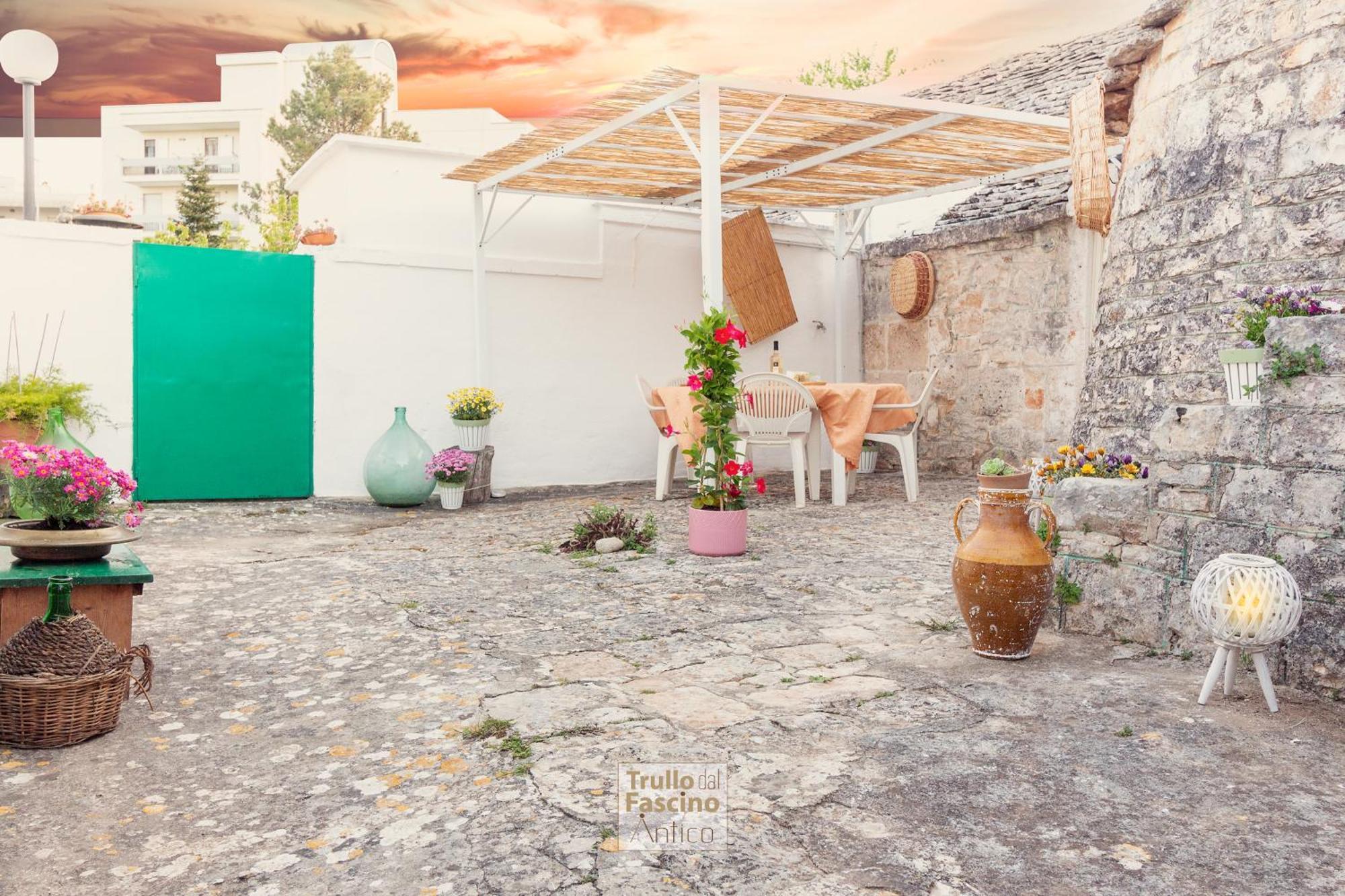 Trullo Dal Fascino Antico Villa Locorotondo Bagian luar foto