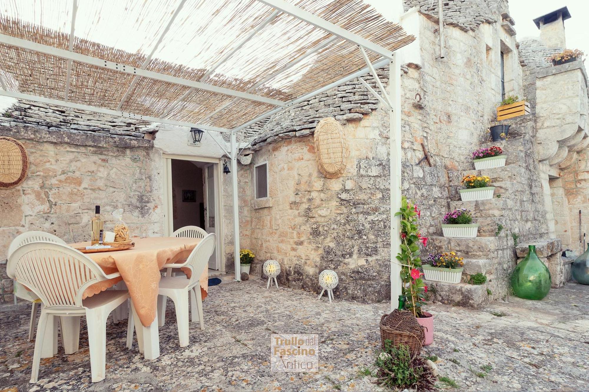 Trullo Dal Fascino Antico Villa Locorotondo Bagian luar foto